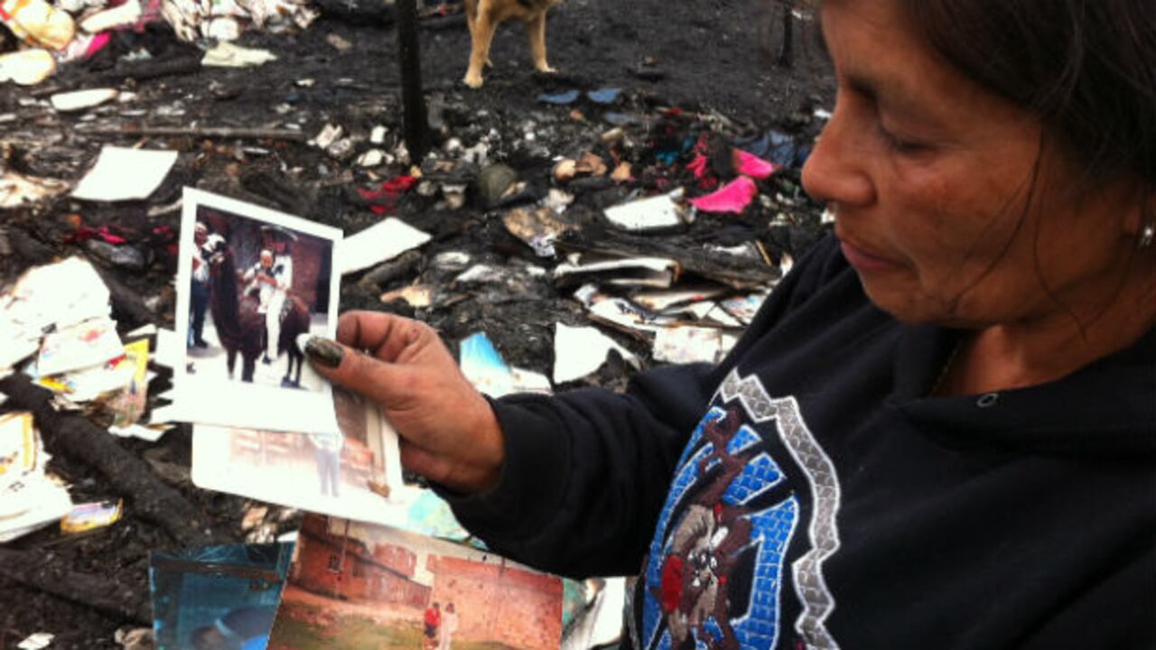 Flor Mirian Merchán busca sus pertenencias dentro de las cenizas.