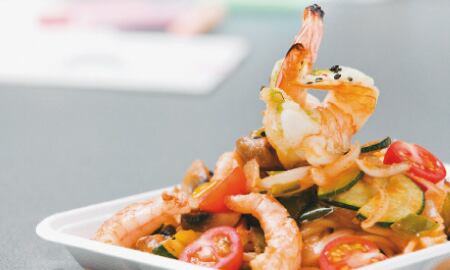 Pasta con camarones en salsa de tomates, tomillo y vegetales al wok