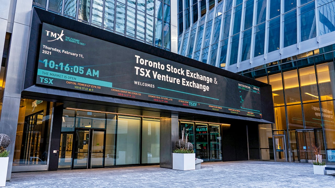 Una de las ventajas de la bolsa canadiense es que tiene dos niveles de inscripción. Uno inicial para el mercado junior y otro, el mercado principal. Eso les permite a las empresas ingresar de una forma más fácil y avanzar en su desarrollo bursátil.