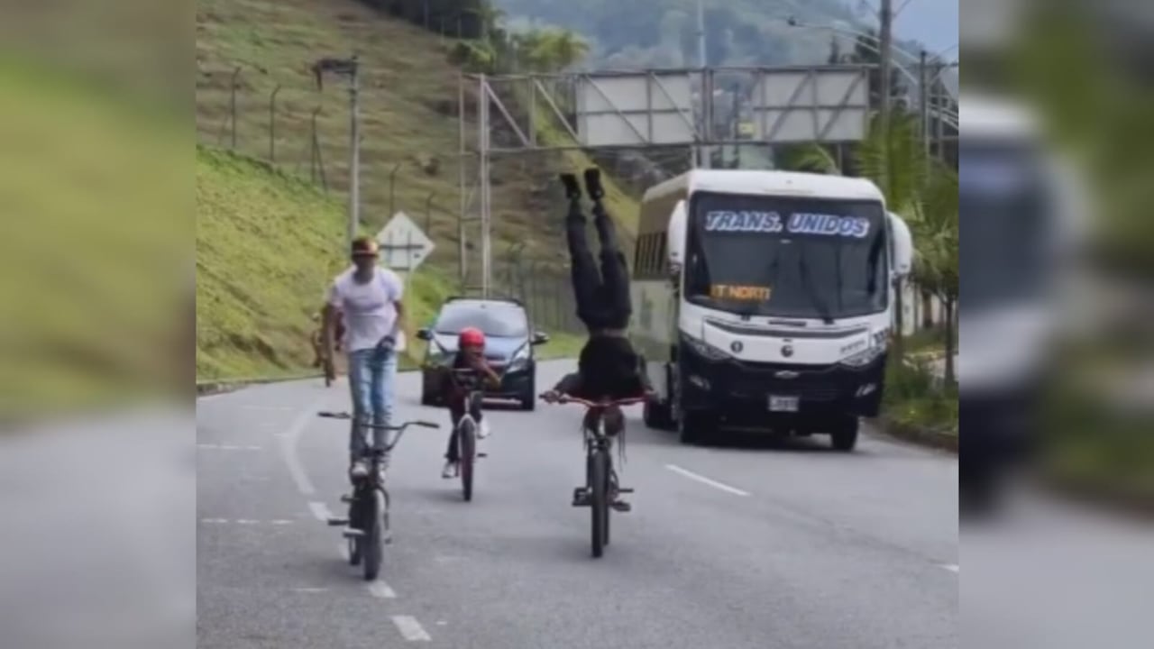 Los jóvenes fueron grabados cometiendo la imprudencia.