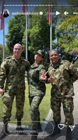 La bailarina rompió el protocolo y se divirtió con los altos rangos del Ejército. Foto: Instagram @andreavaldirisos.