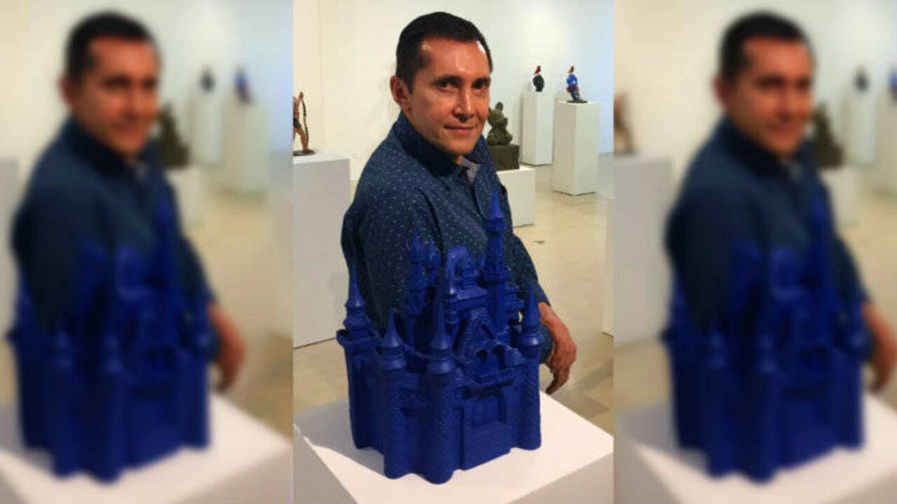 Ospina posa con 'Castillo mágico'.