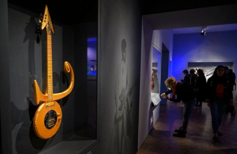 Una guitarra propiedad de Prince llamada "Love Symbol", esta guitarra está avaluada por encima de los 20,000 dólares. FOTO: Don Emmert / AFP