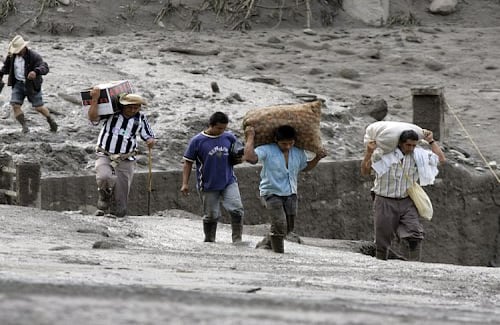 Los habitantes de Belalcázar han tenido que sobrevivir sin agua, sin luz y con seis puentes que lo comuncan con el resto del país, destruidos. 