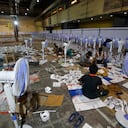 Trabajadores que trabajan para instalarse en el hospital de campaña COVID-19 en Mumbai, India, el jueves 22 de abril de 2021. Las nuevas infecciones están aumentando más rápido en India que en cualquier otro lugar del mundo, aturdiendo a las autoridades y hundiendo su frágil sistema de salud. (Foto AP / Rafiq Maqbool)