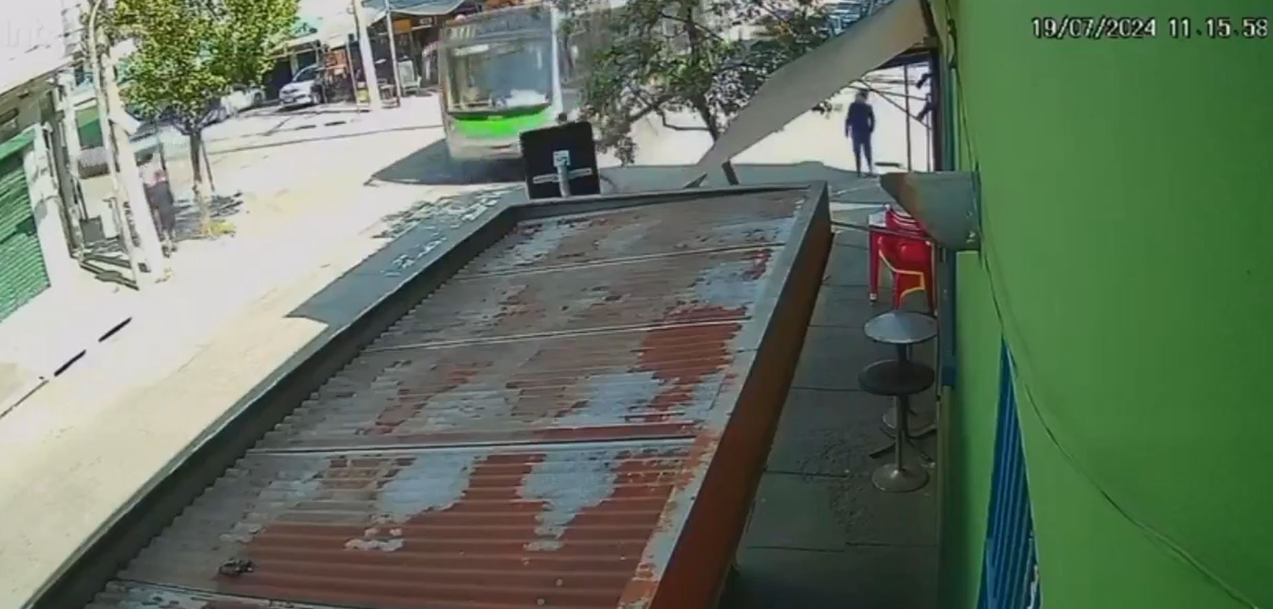 El bus venía a una velocidad considerable cuando ocurrió el impacto.