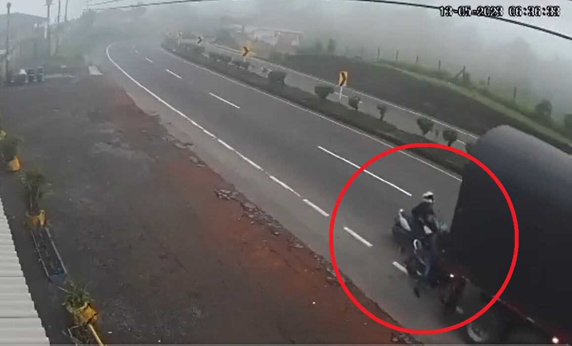 Una de las mujeres cayó al piso pero por fortuna salió ilesa