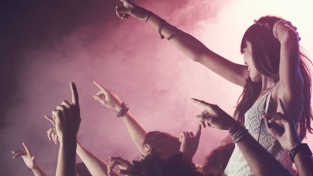 La agresora sacó un arma de fuego en medio del evento y apuntó a uno de los asistentes.