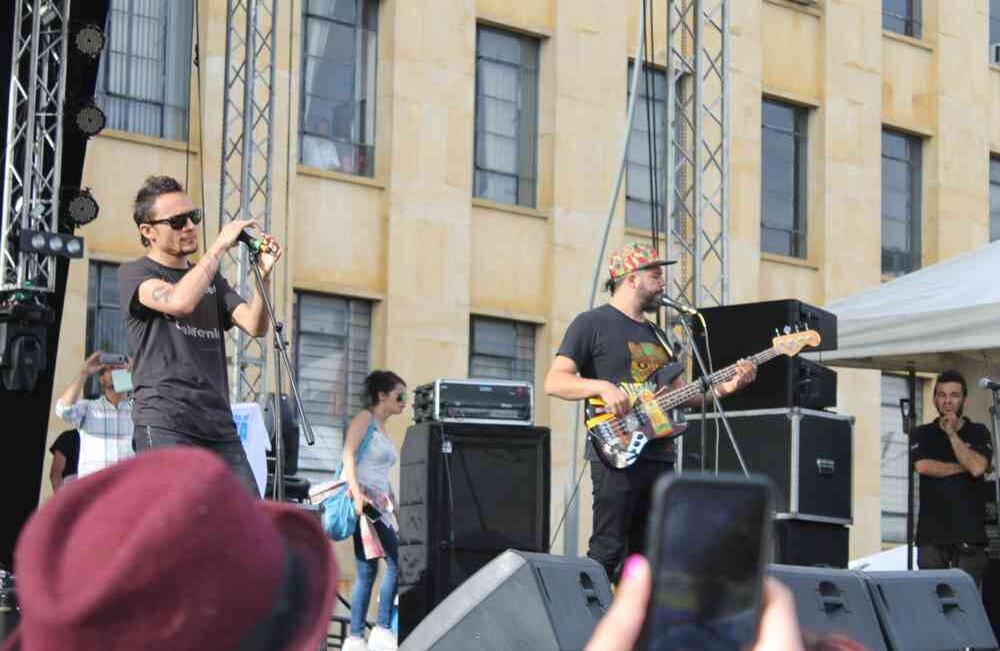 Con un concierto de Doctor Krápula y algunas bandas locales se cierra la multitudinaria marcha por el agua. Foto: Juan Camilo Gómez