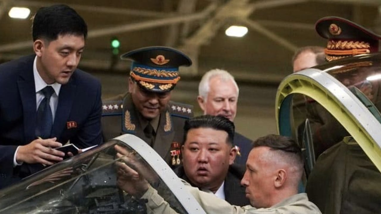 Kim Jong-un mira el funcionamiento de un Sukhoi