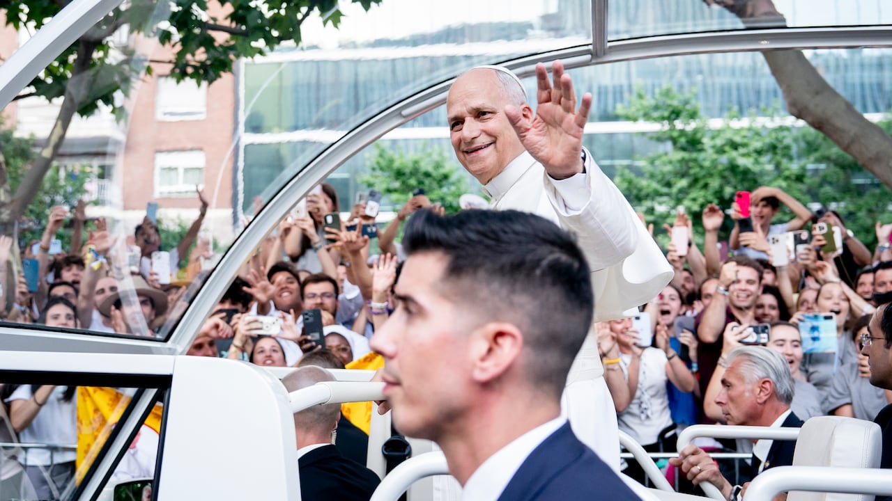 El Papa León XIV a su llegada a la vigilia de oración con los jóvenes, en la Plaza de Lima, en Madrid (España).