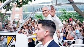 El Papa León XIV a su llegada a la vigilia de oración con los jóvenes, en la Plaza de Lima, en Madrid (España).