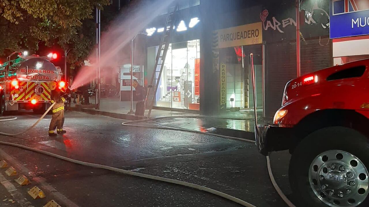 El incendio se registró al interior de una bodega de zapatos.