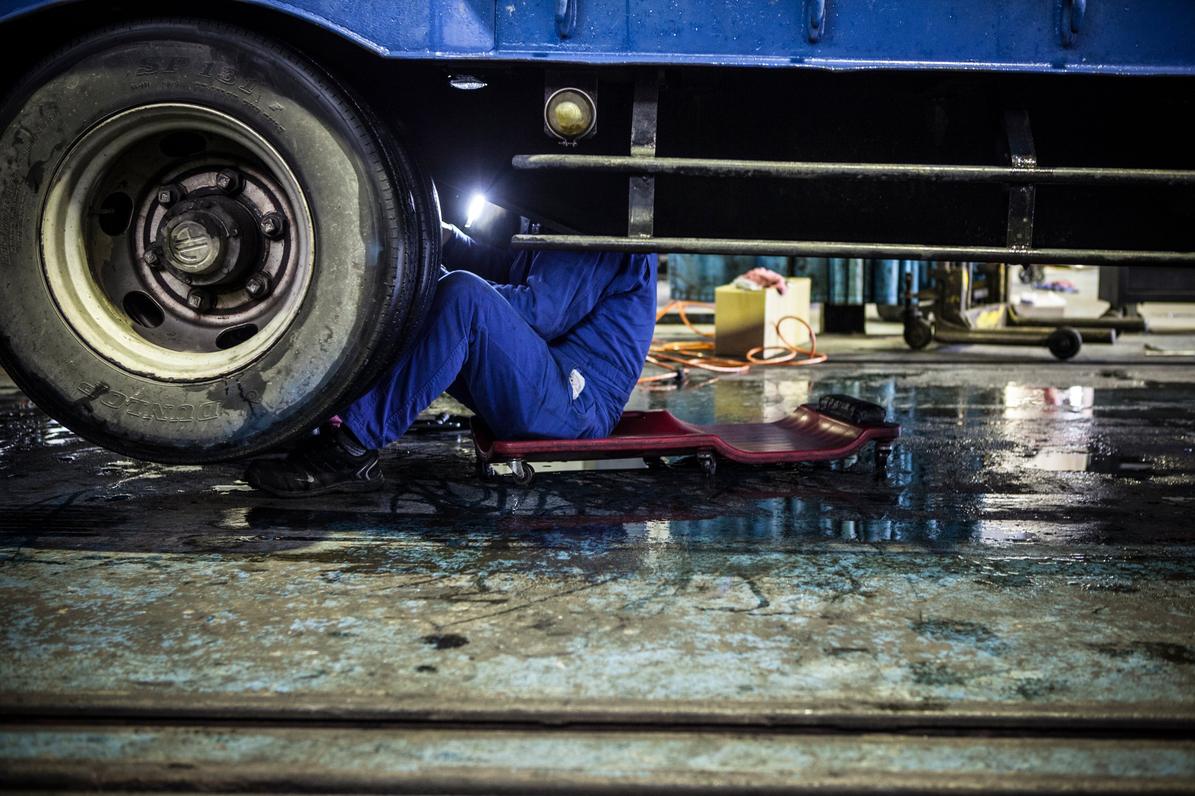 De esta forma puede lavar correctamente el chasis de una carro.