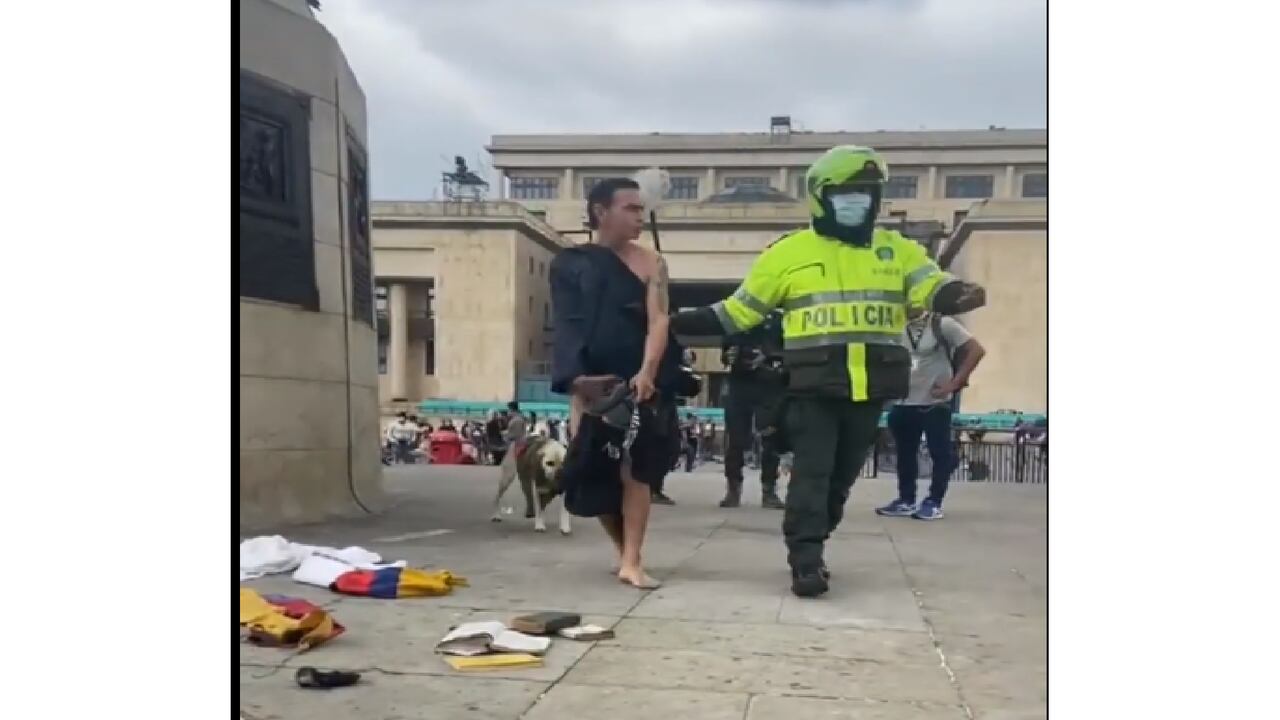 Hombre desnudo plaza de Bolívar en jornada electoral - Foto: Instagram Red más noticias
