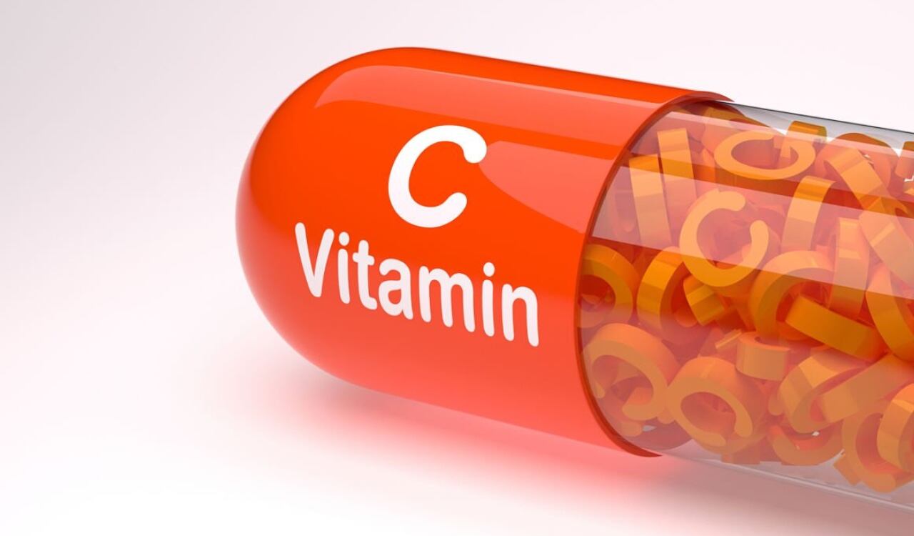 Este nutriente es soluble en agua (se disuelve en agua) y se debe tomar todos los días. El ácido ascórbico está en estudio para la prevención y el tratamiento de algunos tipos de cáncer. Se le conoce como vitamina C.