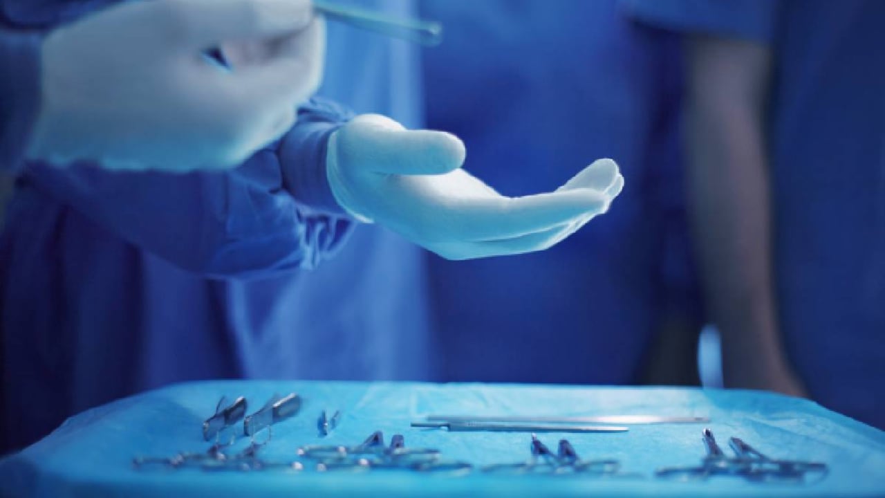 Indignación genera en Ecuador el caso de una mujer que murió durante procedimiento estético por aparente mala praxis médica.