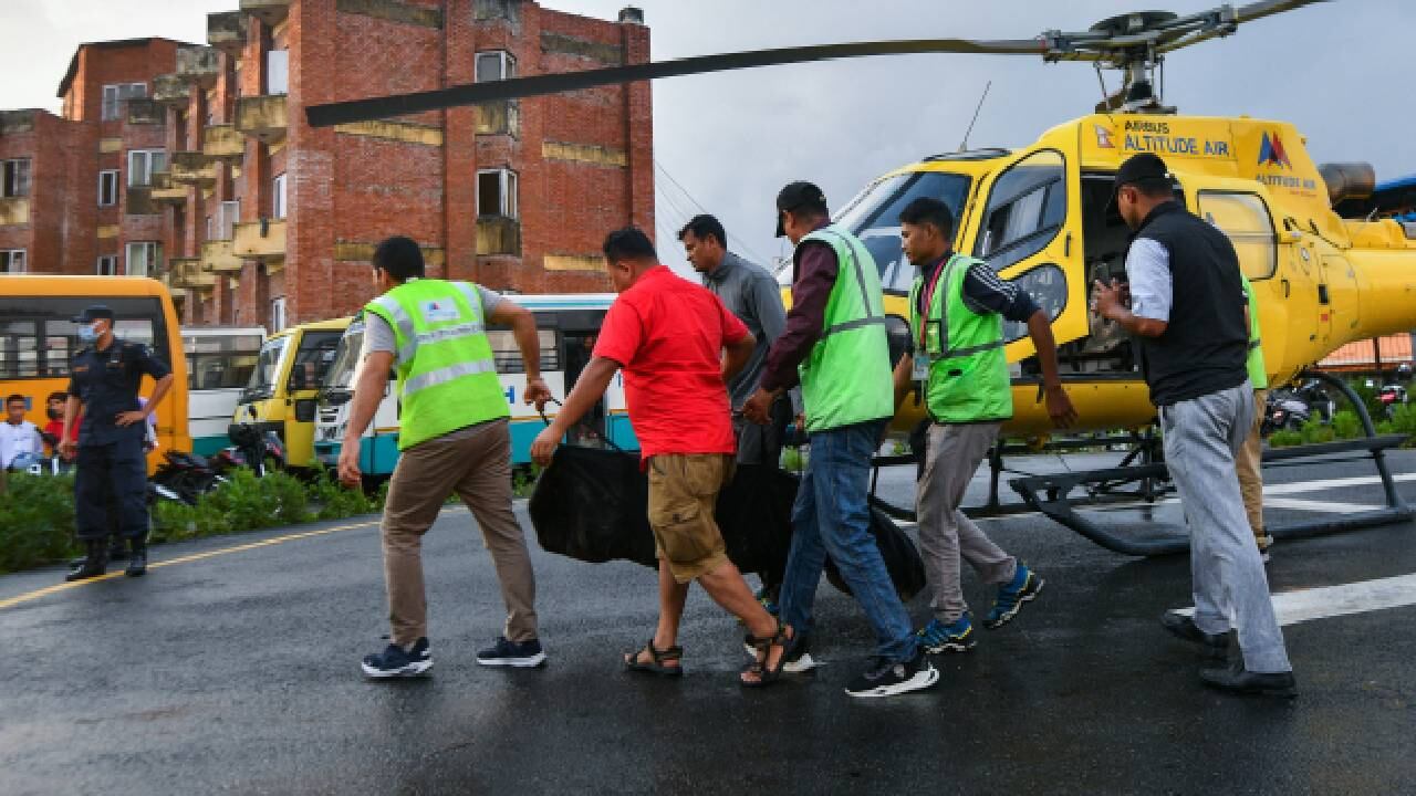 Traslado de una de las víctimas que dejó accidente aéreo en Nepal.