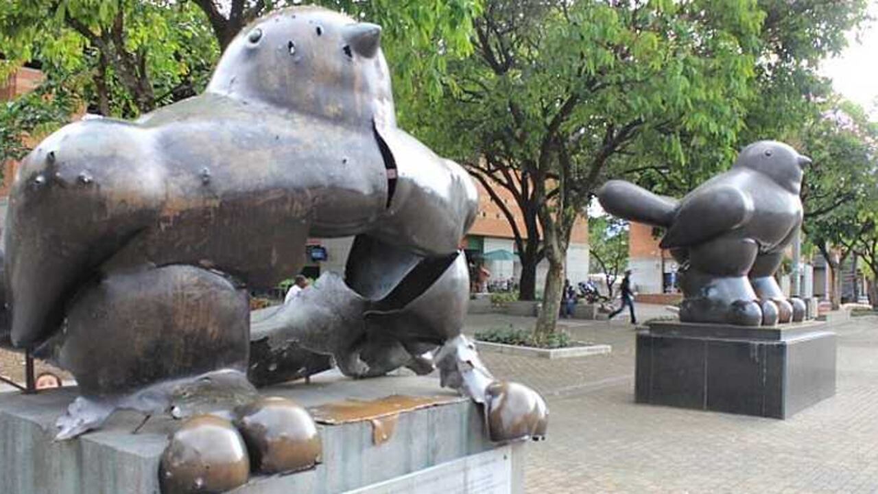 La bomba fue puesta al lado de la escultura de Fernando Botero, llamada El Pájaro.
