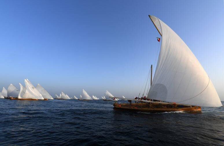 3 de mayo - Los marineros participan en la carrera anual de larga distancia en “dhow”, la tradicional embarcación árabe, cerca de la isla de Sir Abu Nuair. FOTO:  Karim SAHIB / AFP