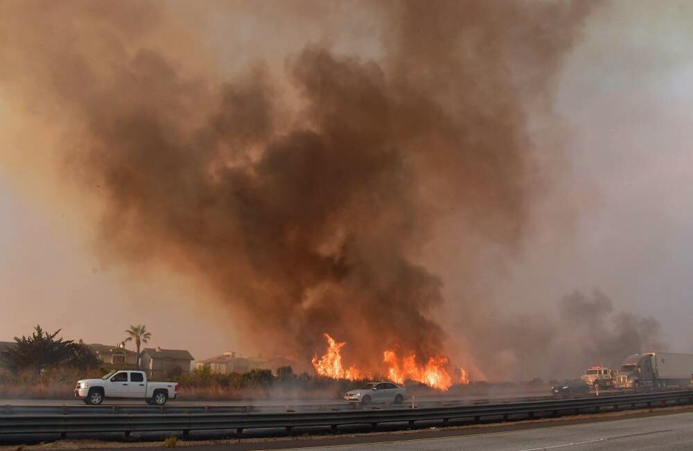 Los incendios amenazan con extenderse hacia otras ciudades, como Carpintería, en el condado de Santa Bárbara, donde ya se ordenaron evacuaciones. Foto: AFP