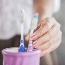 El cepillo de dientes se va desgastando con el tiempo y uso.