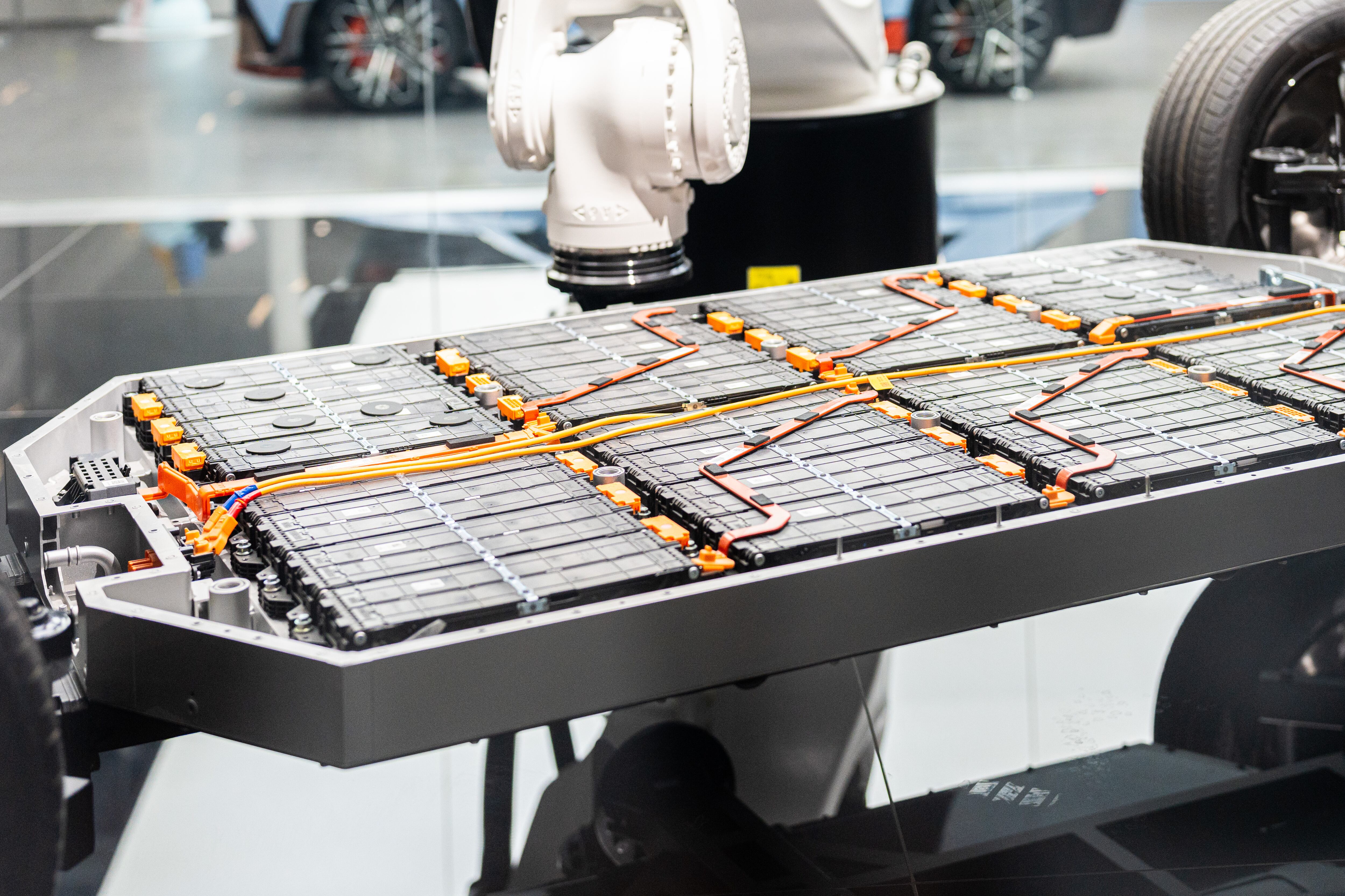 En los carros eléctricos, los paneles de baterías están instaladas en el suelo del vehículos.