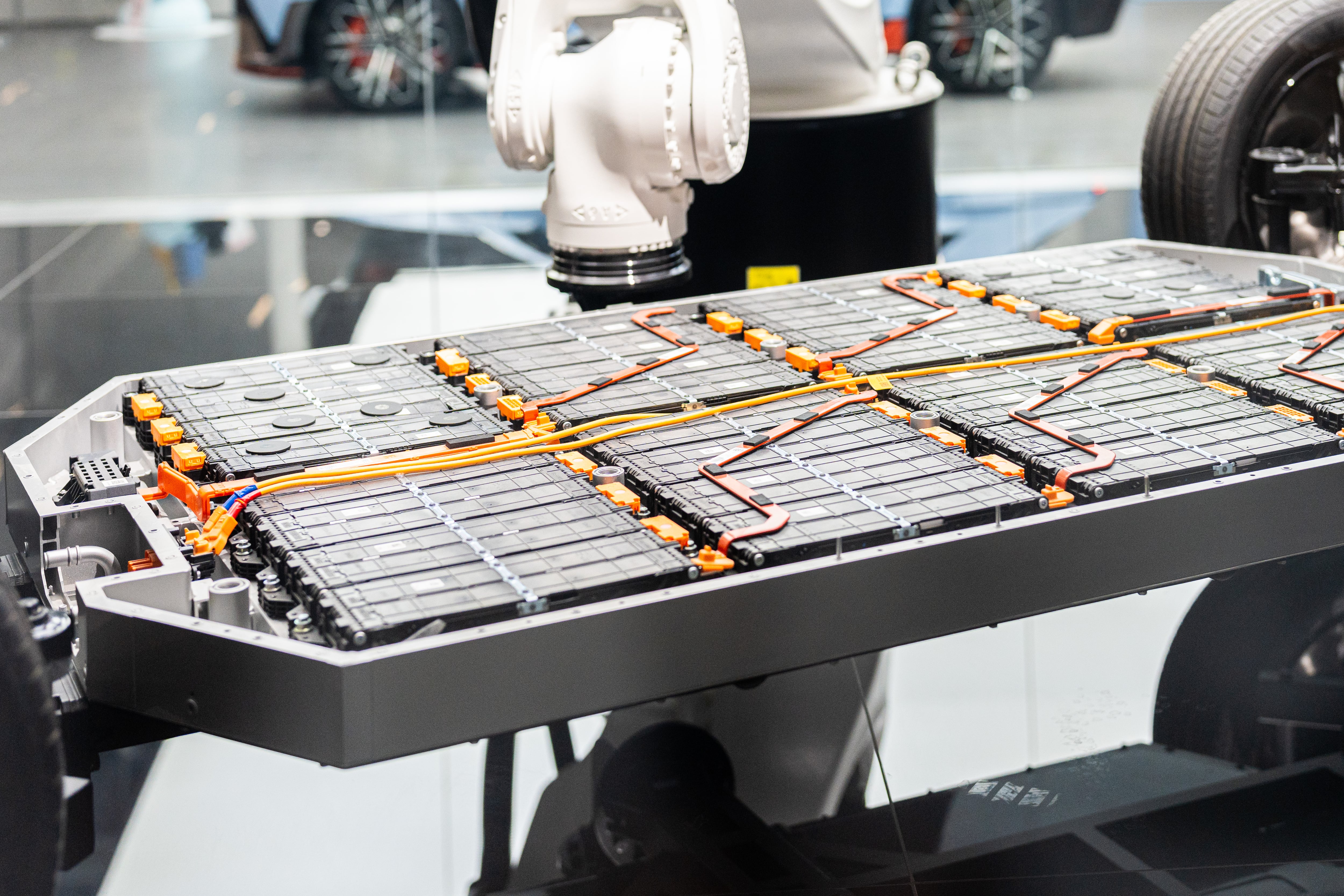 En los carros eléctricos, los paneles de baterías están instaladas en el suelo del vehículos.