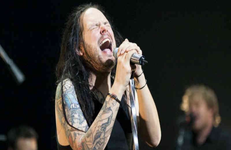 Korn: 17 de abril. Corferias, Bogotá. Korn llega a Colombia presentando su más reciente trabajo discografico The Serenity of Suffering. La banda californiana, que tiene más de 20 años de trayectoria,  regresa al país después de haber tenido una primera visita en el año 2010. 