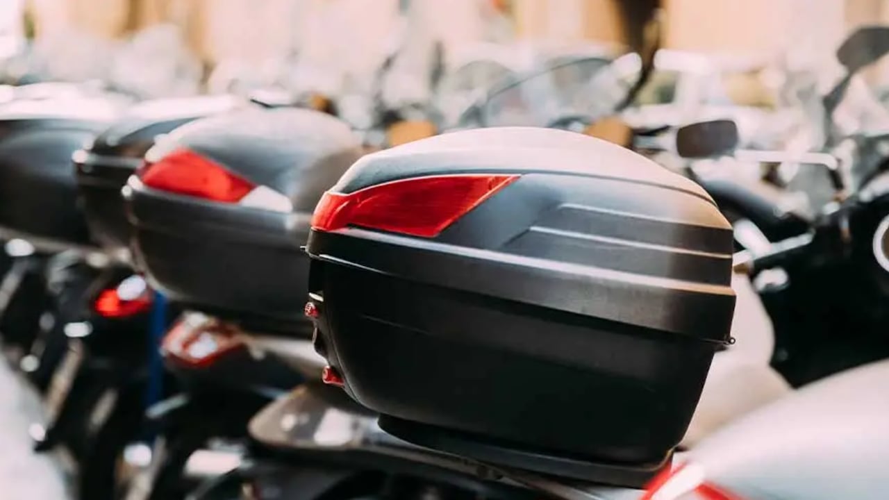 Muchos motociclistas agregan baúles o espacios de carga a sus vehículos.