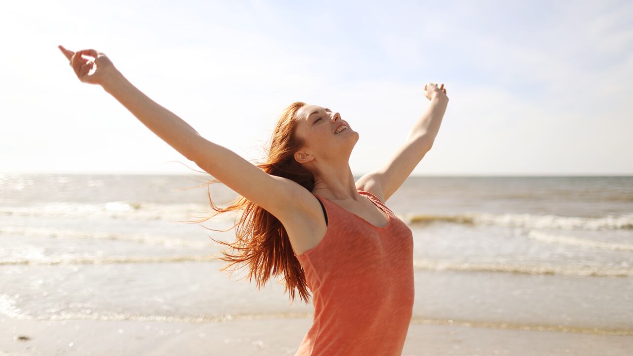 La vitamina D es el compuesto que aporta beneficios al organismo. Su principal fuente de suministro es la luz solar.