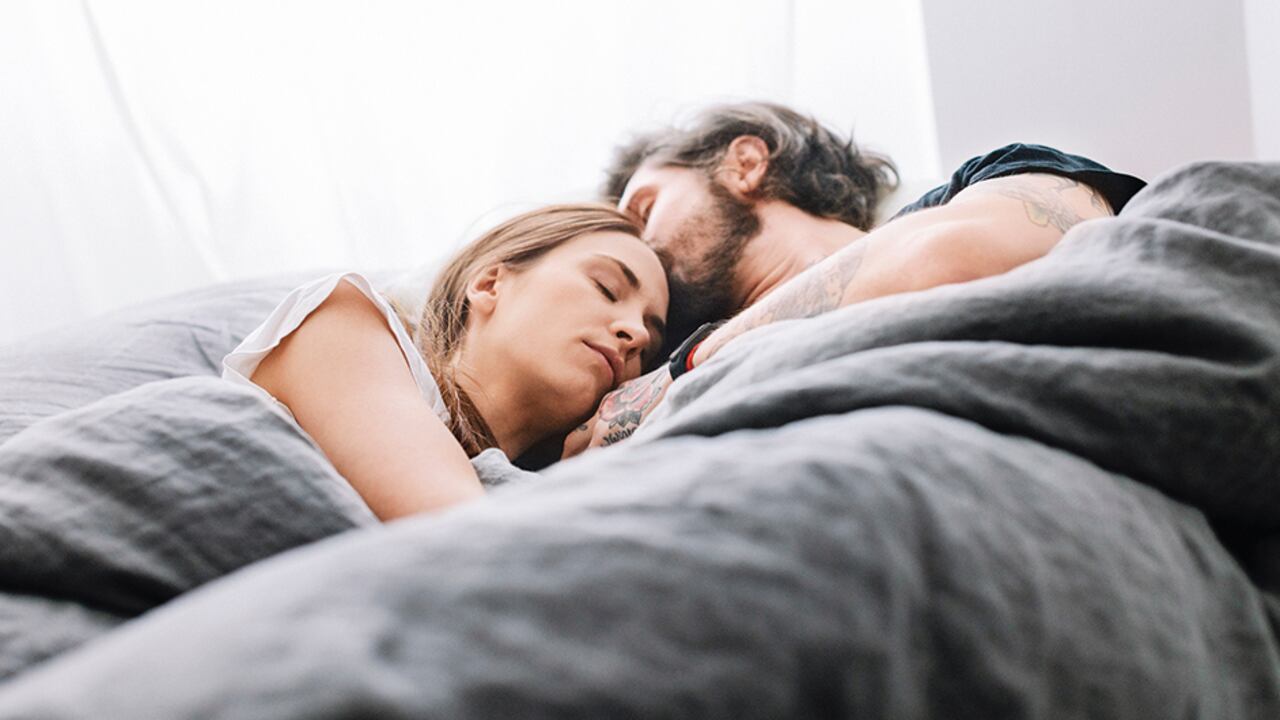 La cantidad de sueño necesaria varía dependiendo de cada persona, pero el número adecuado serían siete horas en adultos.