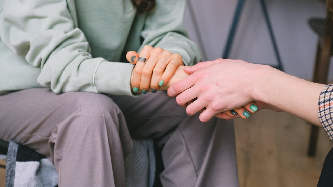 Proporcionar un entorno seguro y receptivo, puede marcar una diferencia significativa en la vida de alguien que lucha contra la depresión.