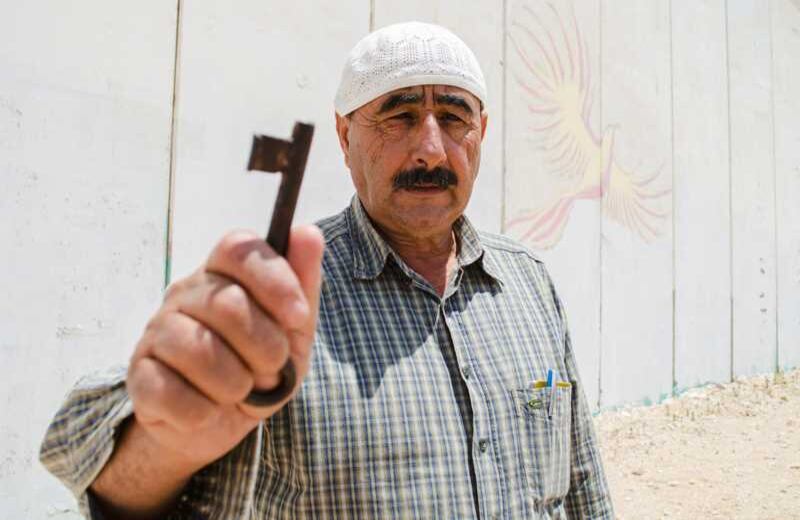 Hani Amer vive actualmente en la zona de Masha, justo al lado del muro. Él hace parte de los miles de desterrados tras la Nakba. Aún conserva la llave de su casa destruida hace años.