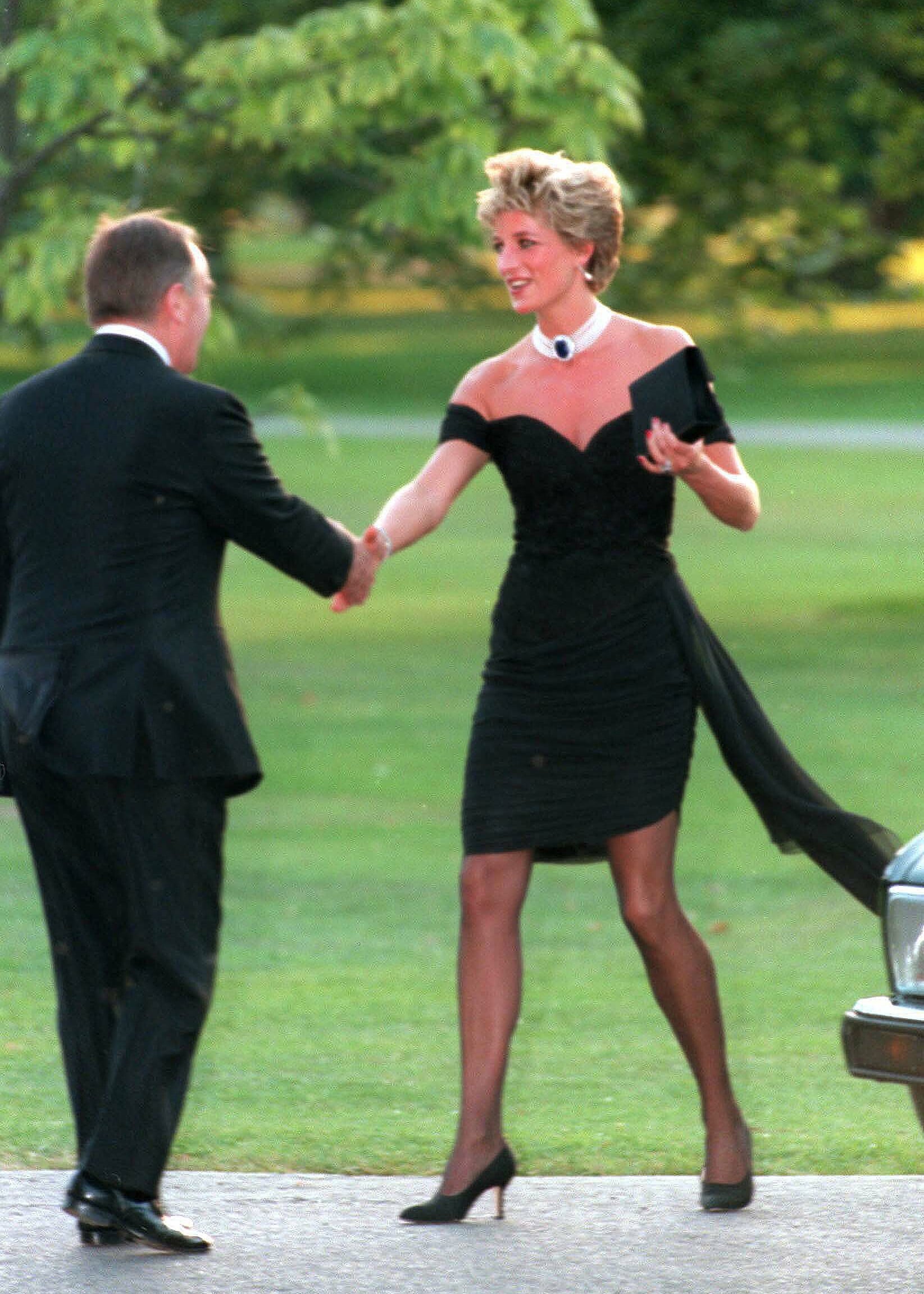 La princesa de Gales lució el famoso “vestido de la venganza” durante una fiesta de Vanity Fair en Londres, el 20 de noviembre de 1994.