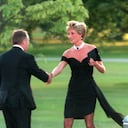 La princesa de Gales lució el famoso “vestido de la venganza” durante una fiesta de Vanity Fair en Londres, el 20 de noviembre de 1994.