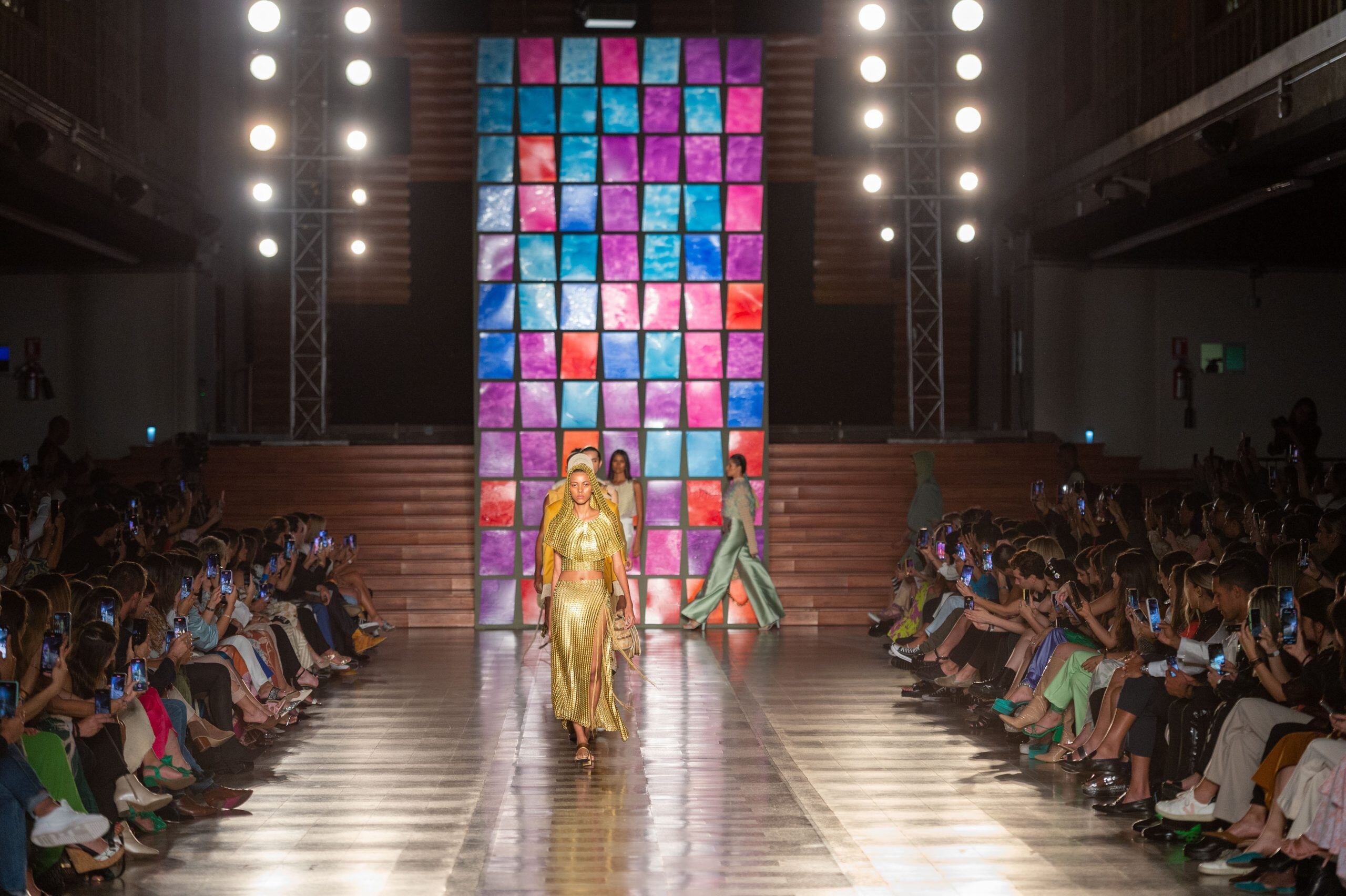 Historias hechas a mano de Juan Pablo Socarrás, la pasarela inaugural de Colombiamoda 2022.