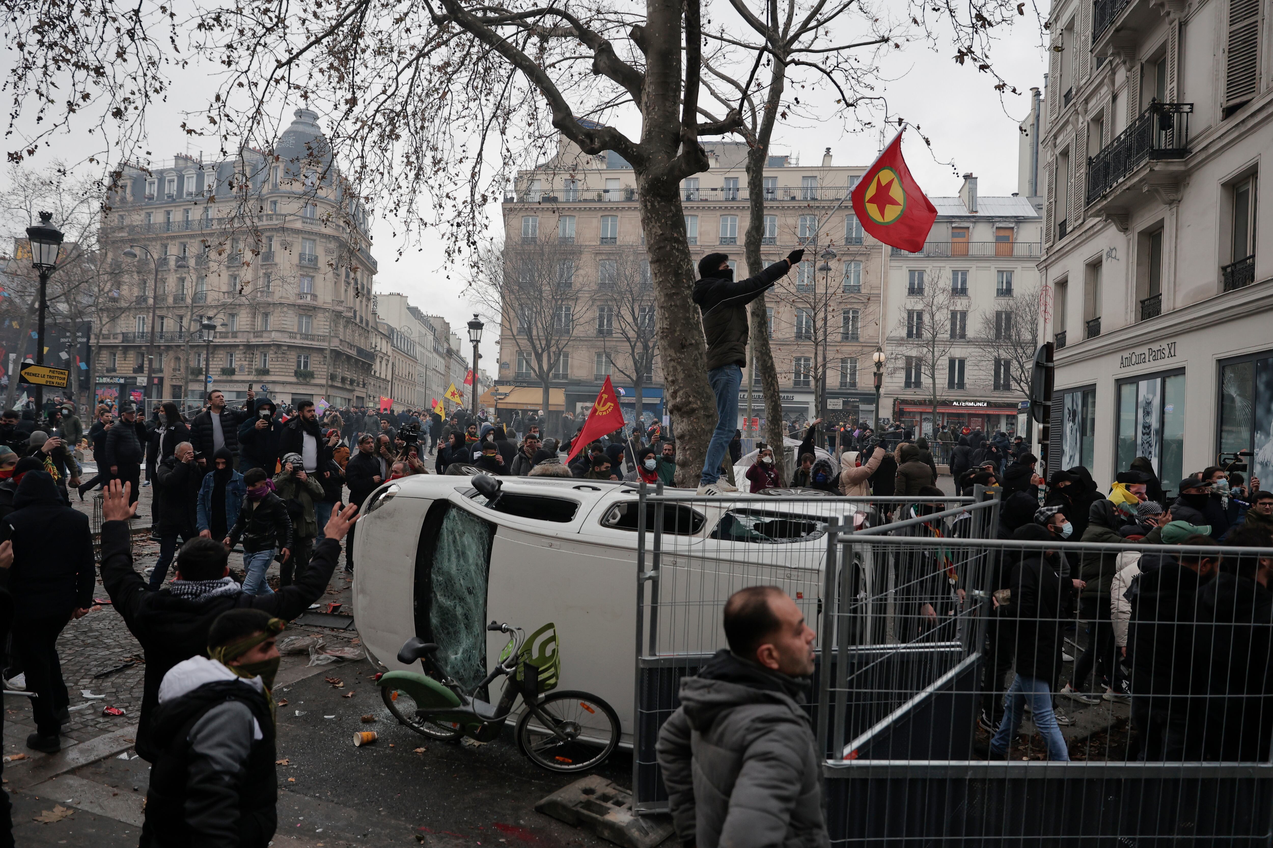 la sede del Ayuntamiento del distrito 10 de París, zona de la capital donde ocurrió el tiroteo, ha retirado la bandera francesa de su fachada.