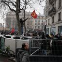 la sede del Ayuntamiento del distrito 10 de París, zona de la capital donde ocurrió el tiroteo, ha retirado la bandera francesa de su fachada.
