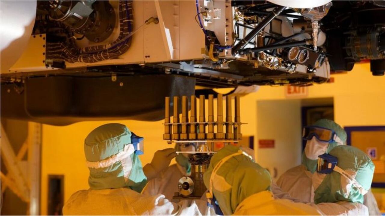 La NASA tiene estrictos protocolos para áreas estériles que tienen como objetivo minimizar la contaminación biológica de vehículos espaciales.
