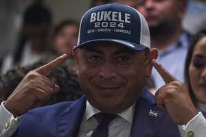 Un partidario del presidente Bukele hace un gesto durante su discurso sobre el Estado de la Unión ante el Congreso. El gobierno de Bukele concluyó su cuarto año de mandato. Para asegurar su reelección, el presidente salvadoreño anunció una nueva "guerra contra la corrupción" y una nueva división territorial del país. Foto: Camilo Freedman/dpa (Foto de Camilo Freedman/Picture Alliance vía Getty Images)