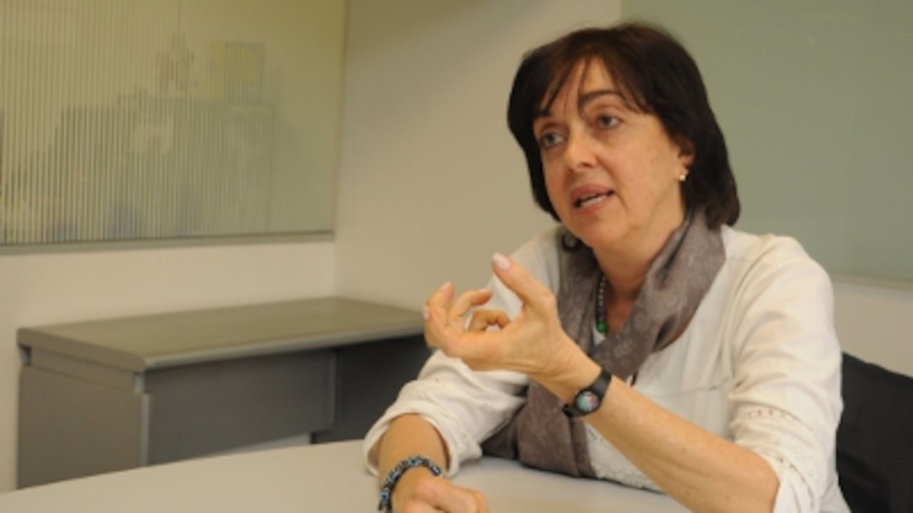La periodista se ha dedicado a analizar el tema del paramilitarismo en el país.