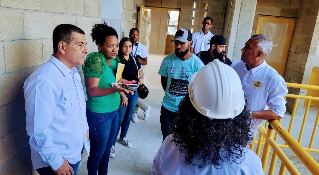 El alcalde Dumek Turbay se comprometió a entregar el colegio San Felipe Neri este 2024.