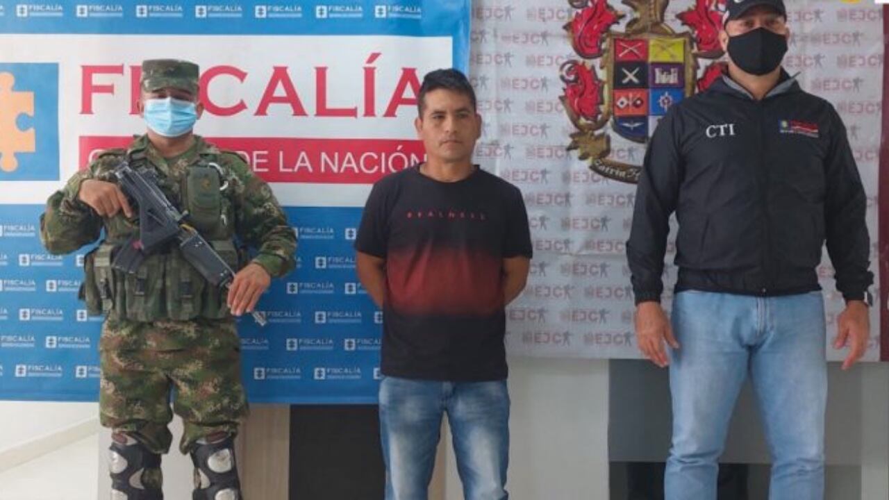 Humberto Narváez Ribera (centro) es el acusado de abusar sexualmente a una menor de 11 años.