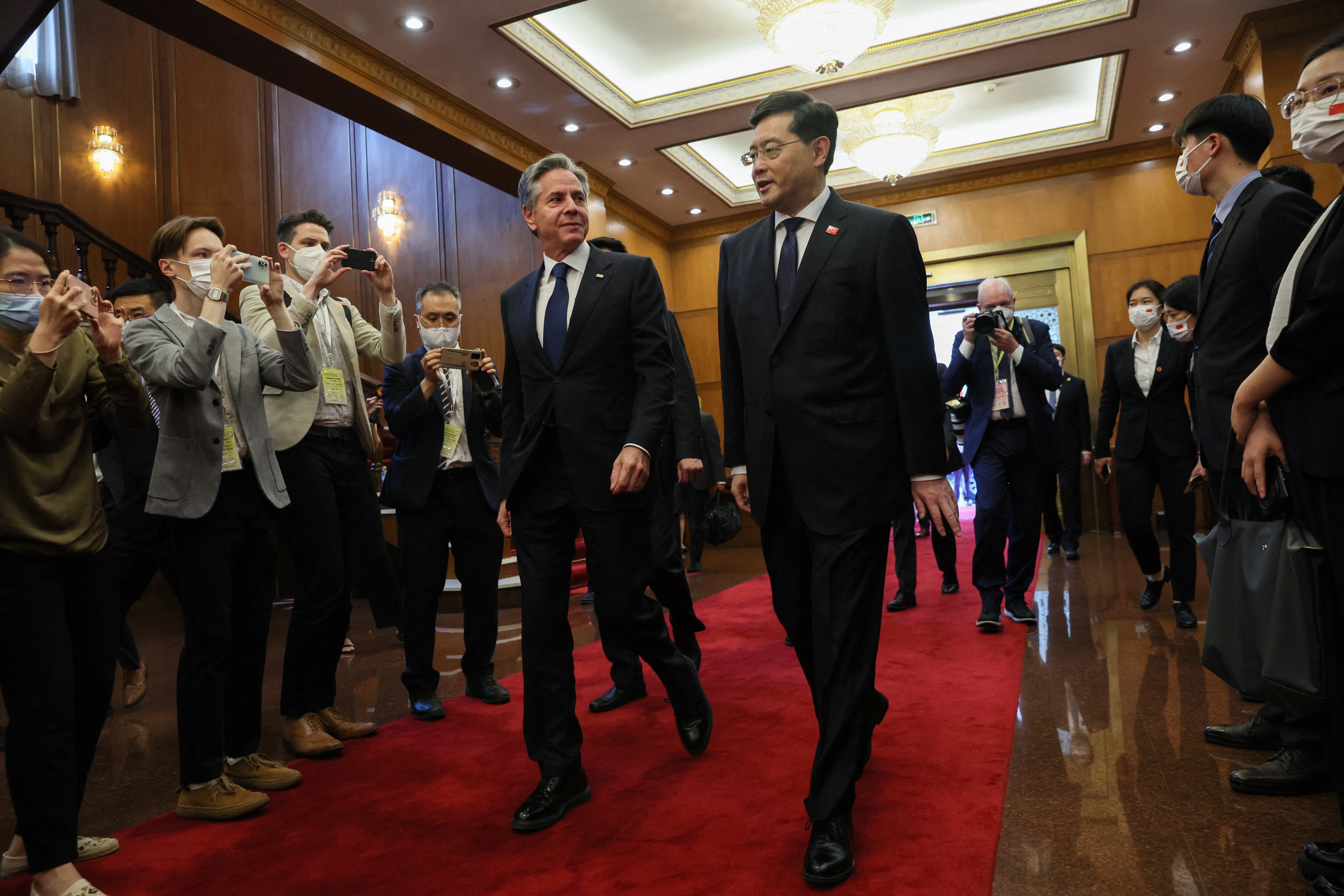 El Secretario de Estado de los Estados Unidos, Antony Blinken, camina con el Ministro de Relaciones Exteriores de China, Qin Gang, en la Casa de Huéspedes del Estado de Diaoyutai en Beijing