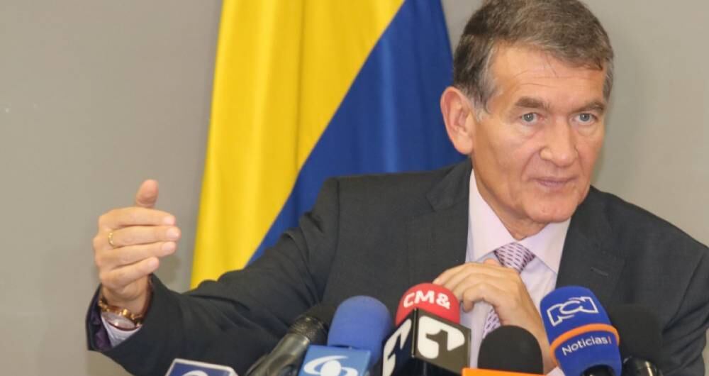 El ministro de Trabajo, Ángel Custodio Cabrera, firmó la resolución con la cual el Gobierno aporta 55.000 millones de pesos a las cajas de compensación. Estos recursos les permitirán cubrir a otros 21.000 solicitantes del subsidio de desempleo.