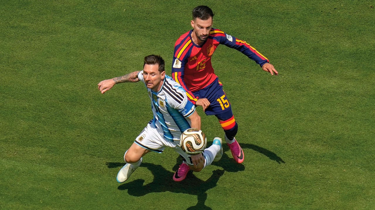 Alex Baena, de España, comete una falta sobre Lionel Messi, de Argentina, en la final de la Copa del Mundo.