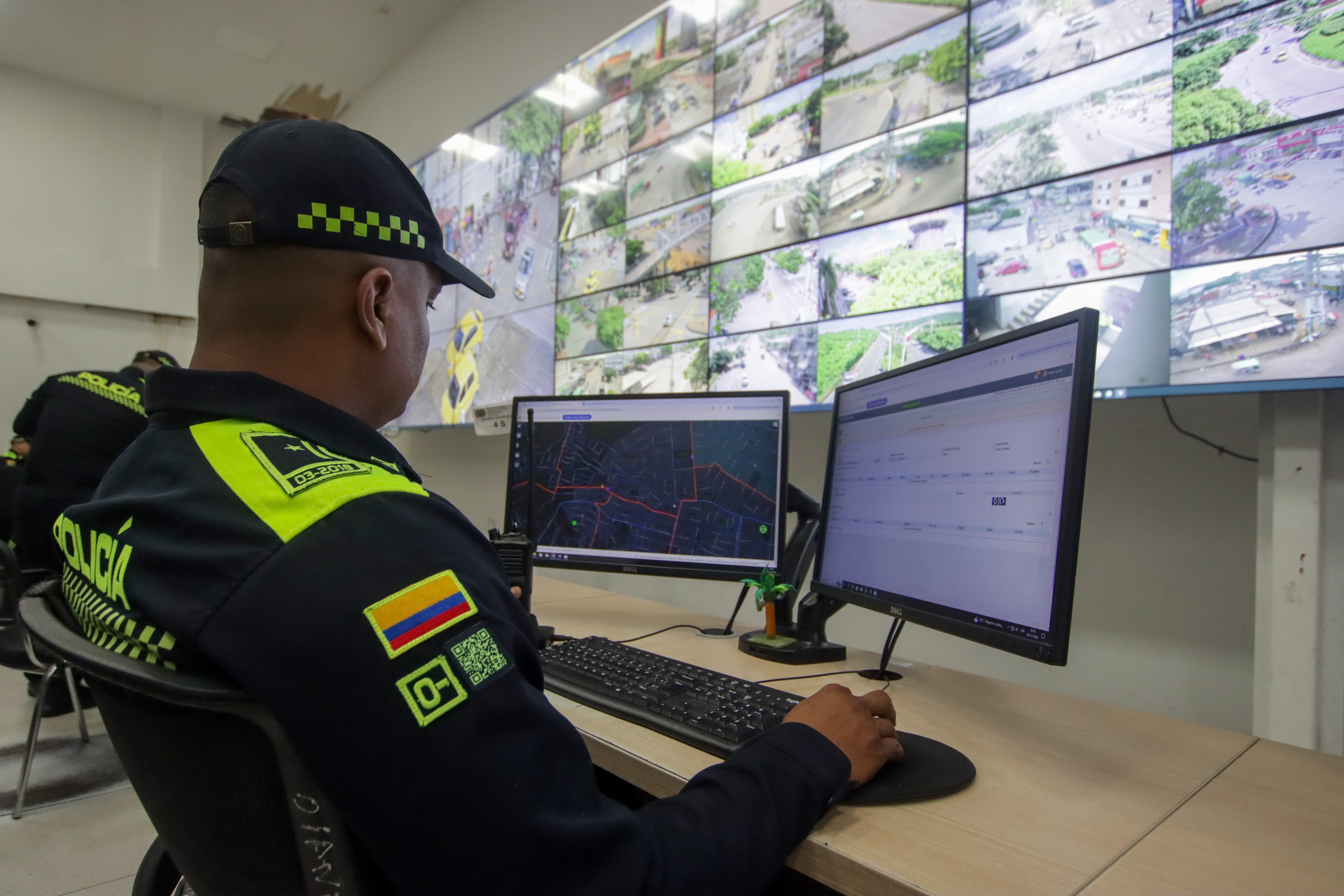 Autoridades monitorean las cámaras de seguridad.
