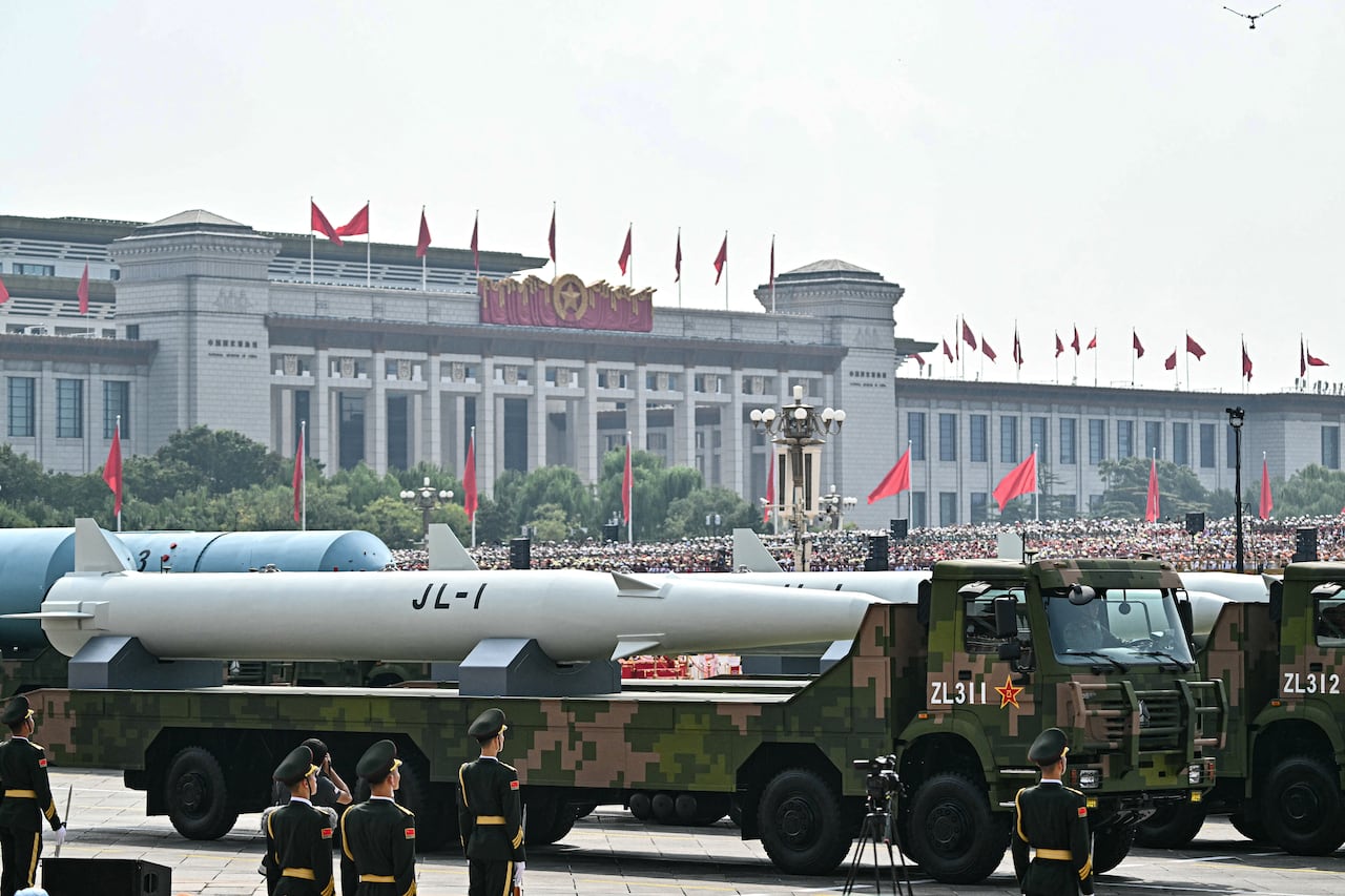 El misil balístico JL-1 de primera generación, lanzado desde un submarino nuclear, se ve durante un desfile militar que marca el 80º aniversario de la victoria sobre Japón y el fin de la Segunda Guerra Mundial, en la Plaza de Tiananmen de Beijing el 3 de septiembre de 2025. (Foto de Pedro Pardo / AFP)