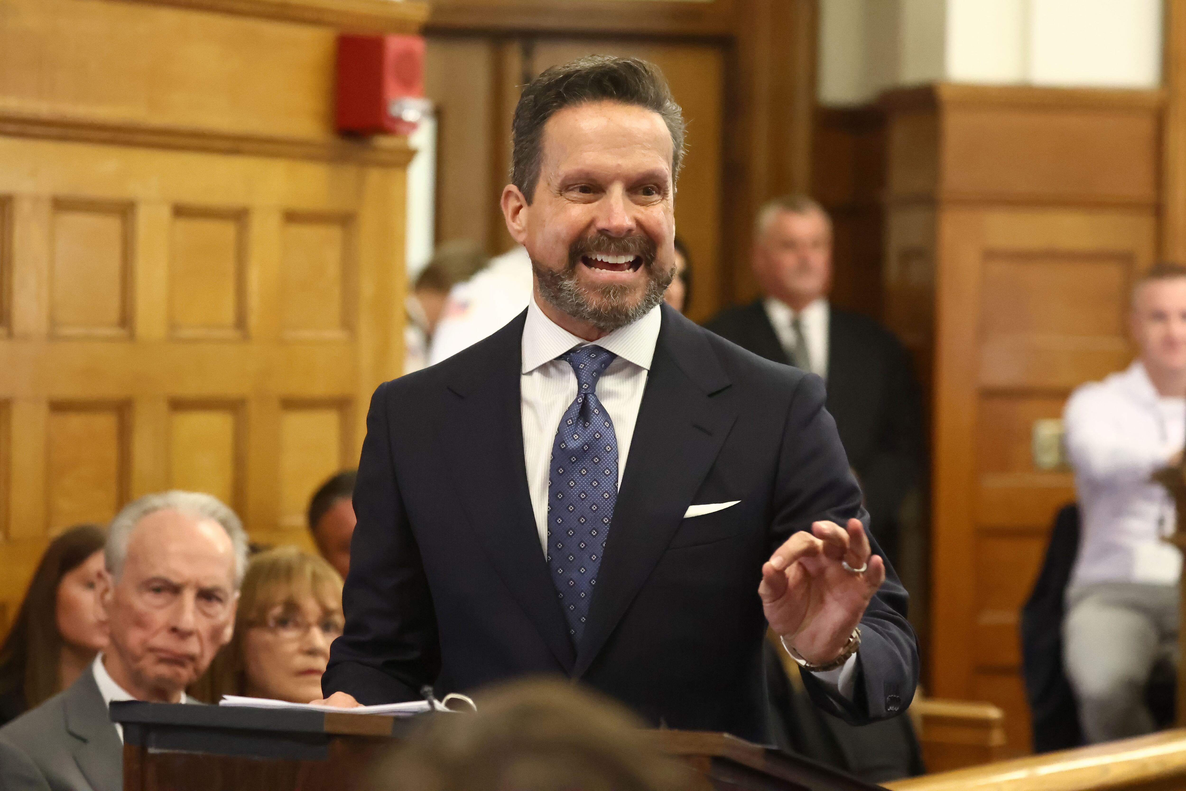 ¿Quién es el famoso abogado que defiende a Nick Reiner por el presunto asesinato de sus padres y quién paga por sus honorarios?